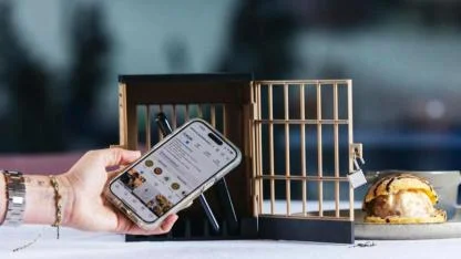 Hollanda'da Dikkat Çeken Uygulama: Restorana Giren Müşteri Telefonunu Kilitli Dolaba Bırakıyor!