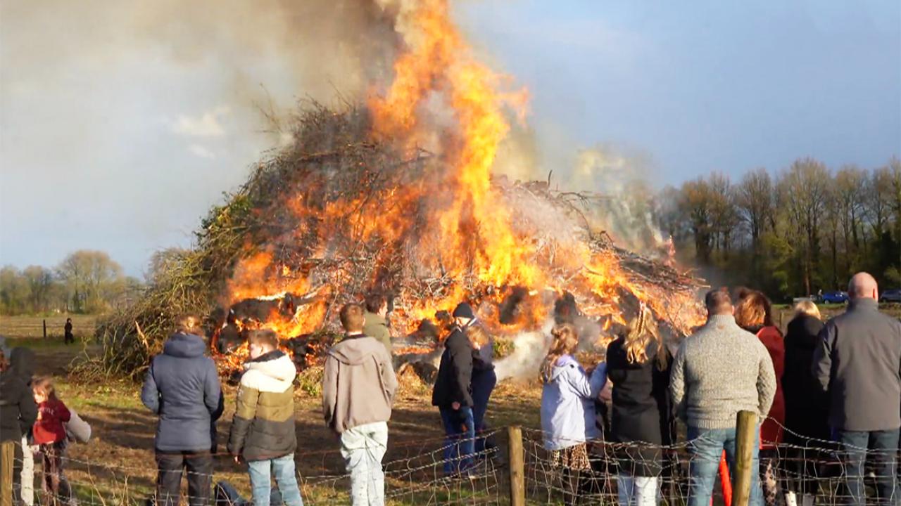 Hollanda’da Paskalya Ateşleri Geleneği Sürüyor: Artan Kurallar ve Maliyetler Geleneği Zorluyor