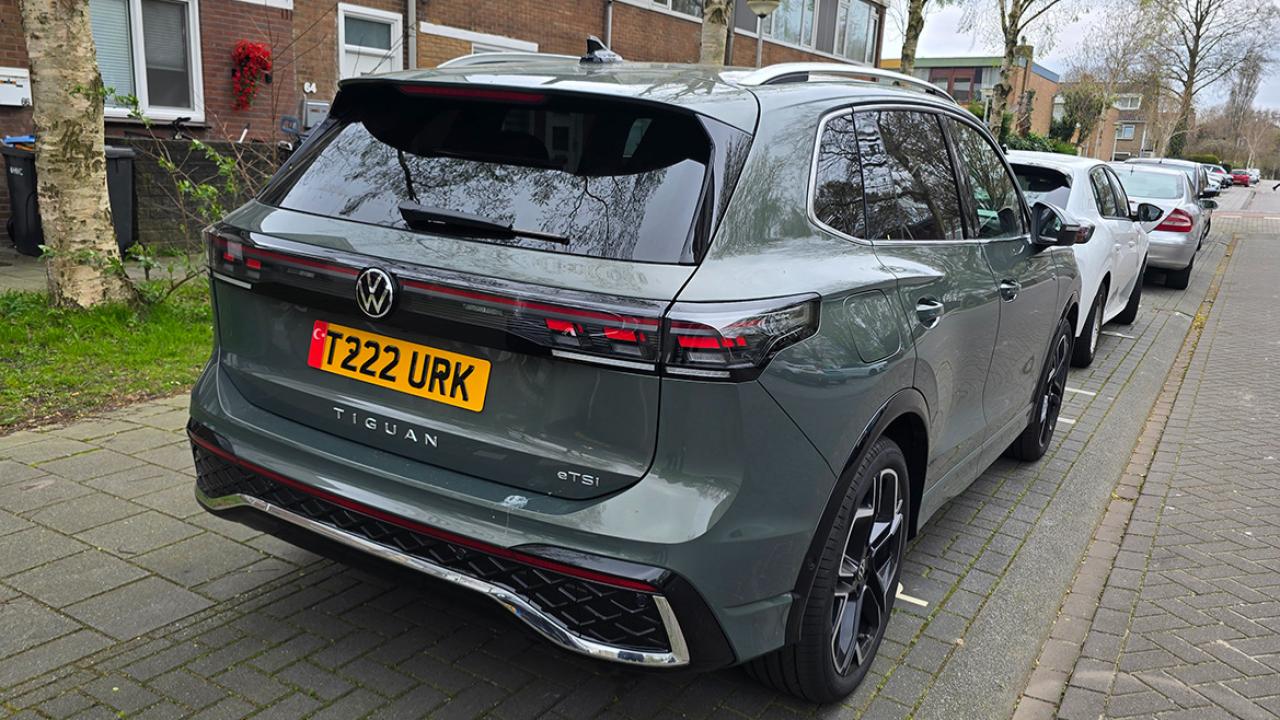 İngiltere’den Geldi, Plakasıyla Gururlandırdı: “TÜRK” Yazılı Araç Zaandam’da İlgi Odağı Oldu