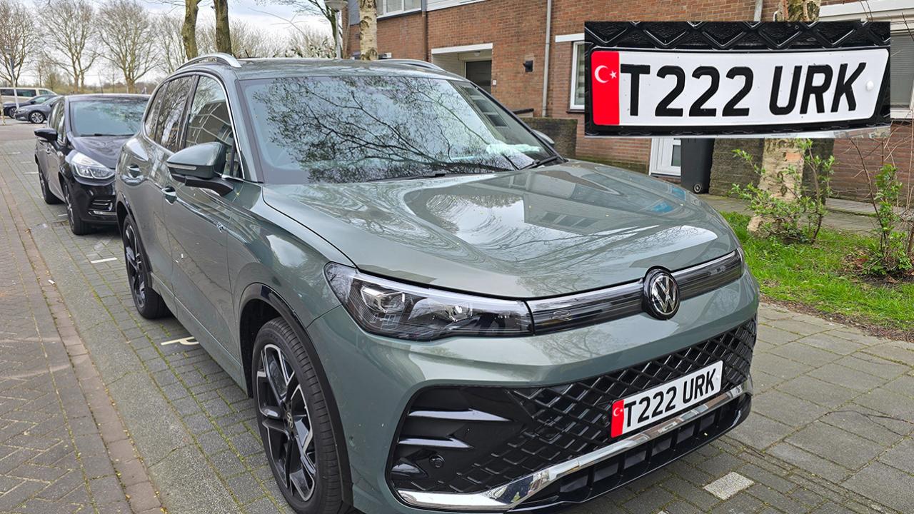 İngiltere’den Geldi, Plakasıyla Gururlandırdı: “TÜRK” Yazılı Araç Zaandam’da İlgi Odağı Oldu