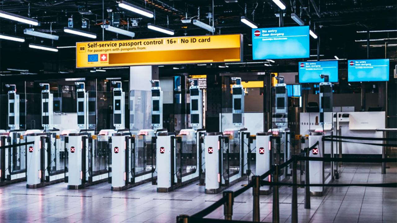 Hollanda'da Yeni Dijital Sınır Kontrol Sistemi Yürürlüğe Girdi: Schiphol da Uzun Kuyruklar Oluştu