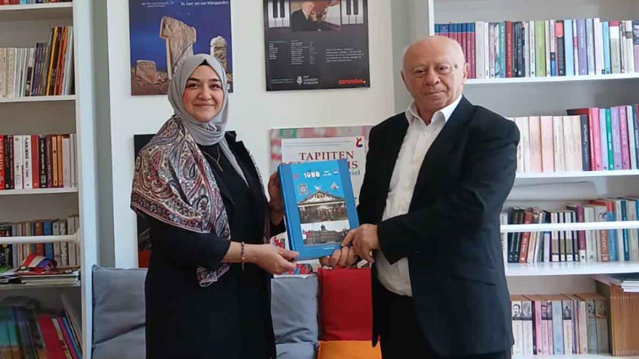 “Türkiye–Hollanda Arasındaki 1000 Yıllık Dostluk” Kitabı Yunus Emre Enstitüsü Amsterdam’a Hediye Edildi