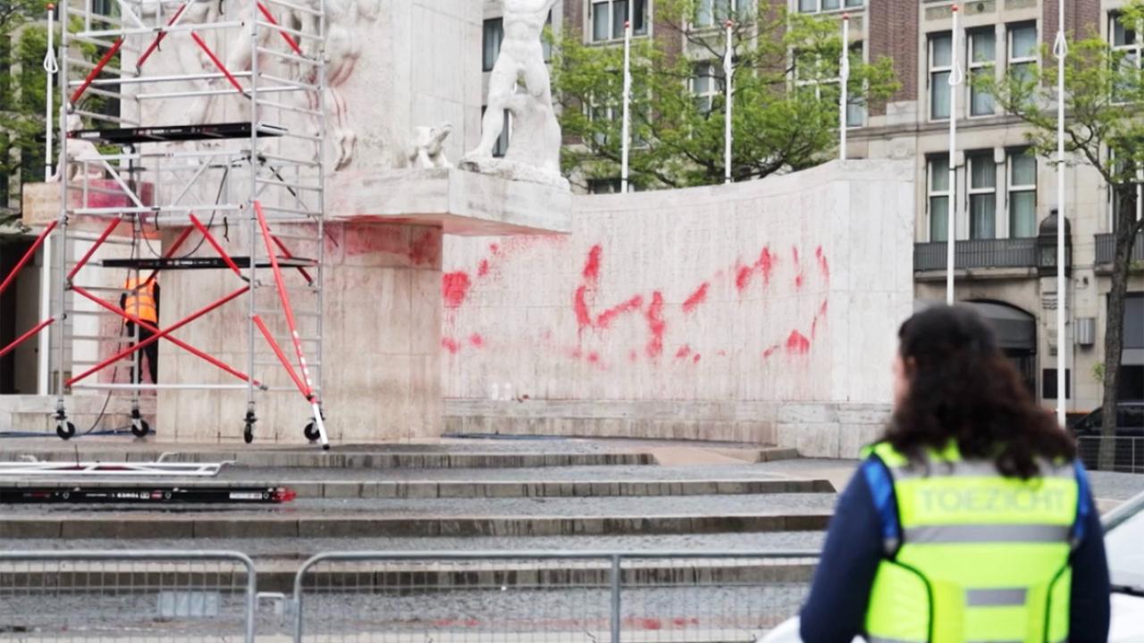 Amsterdam Dam Meydanı’ndaki Ulusal Anıt'a 'Kırmızı Boya' Saldırısı